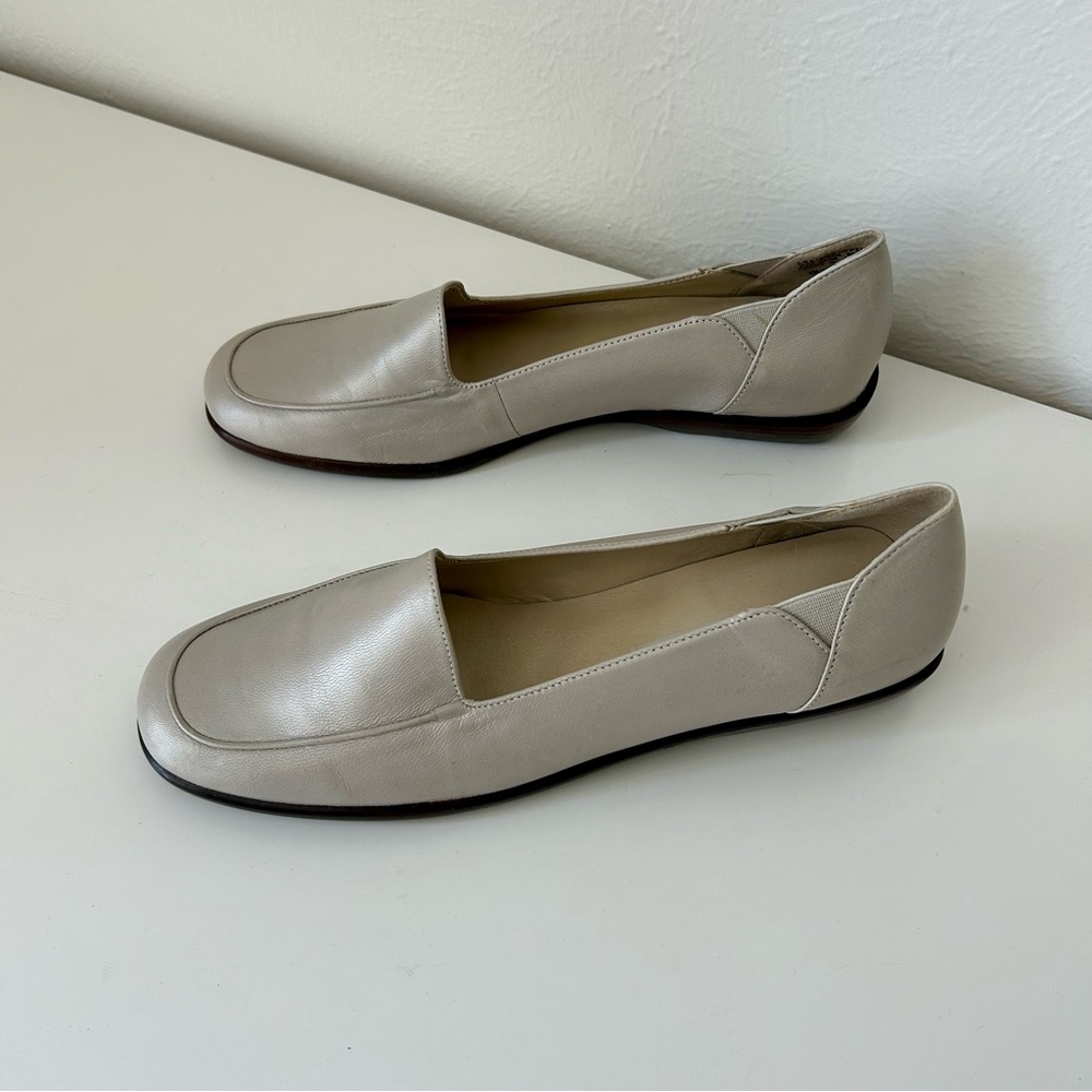 NWOT - Silver, Leather Flats Loafers Easy Spirit, women’s size 8.5 A (narrow) - Picture 3 of 8